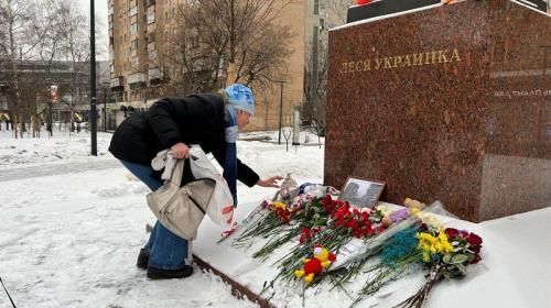 ForPost- Людей, возложивших цветы к памятнику Лесе Украинке в память о жертвах взрыва в Днепре, задержали