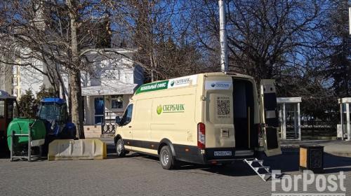 ForPost- Первый офис Сбербанка заработал в Севастополе «с колёс»