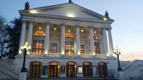ForPost- В Севастополе выбрали реконструкцию театра им. Луначарского без лифта и пробоя дверей 