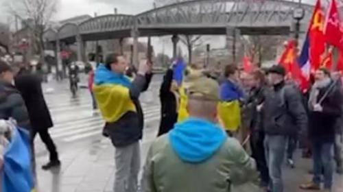 ForPost- Украинские националисты попытались сорвать митинг в Париже в память защитников Сталинграда