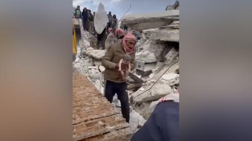 ForPost- В Сирии под завалами рухнувшего здания родился ребёнок