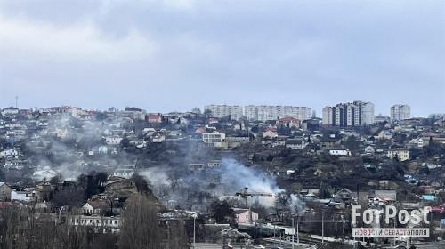 ForPost - В районе железнодорожного вокзала в Севастополе случился пожар 