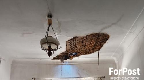 ForPost- В жилом историческом здании Севастополя обрушилась часть крыши