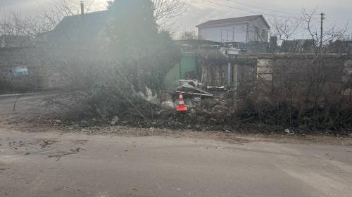 ForPost- В Севастополе на Каменной улице водитель врезался в бетон