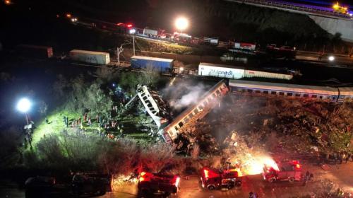 ForPost- Десятки погибших: при столкновении поездов людей выбрасывало из вагонов