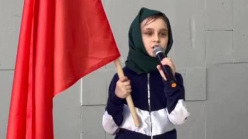 ForPost - Девочка в костюме бабушки с флагом вызвала неоднозначную реакцию