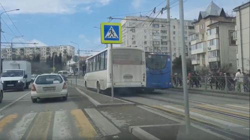 ForPost - В Севастополе собралась пробка из-за автобуса с троллейбусом 