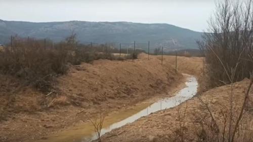 ForPost- В Севастополе мелеет пруд из-за прорытой кем-то траншеи