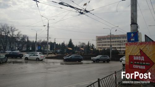 ForPost- В Севастополе демонтировали скандальную пластиковую пальму с площади Восставших 