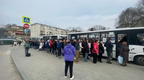 ForPost- Закрытие рейда в Севастополе привело к очередям на площади Захарова