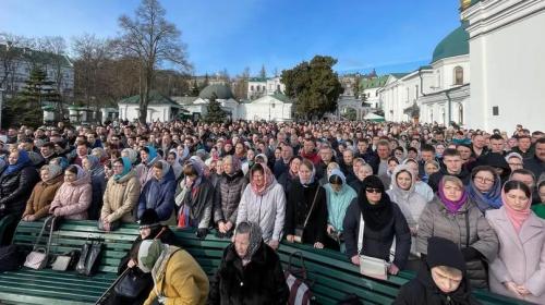 ForPost- Несколько тысяч верующих пришли в Киево-Печерскую лавру на молитву в воскресенье