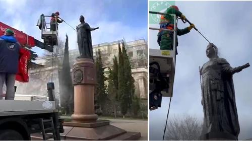 ForPost- В центре Севастополя помыли, но не отмыли три памятника 