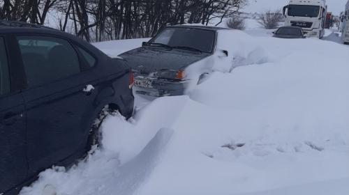 ForPost- Тысячи машин застряли в снежных завалах на трассе на черноморские курорты
