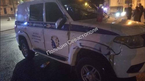 ForPost- В Севастополе в результате ДТП полицейская машина перевернулась на бок