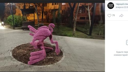 ForPost- В Севастополе вандалы свернули шею розовому фламинго