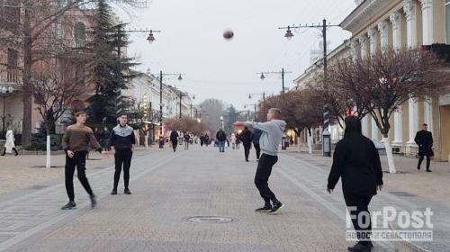 ForPost- Ночной волейбол на центральном проспекте столицы Крыма набирает обороты 