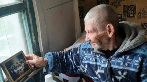 ForPost- Крымскому дедушке-погорельцу помогают накопить на дом-вагончик 