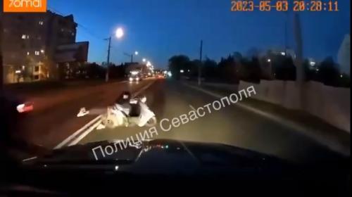 ForPost- Севастопольского мопедиста побросало на дороге между иномарками
