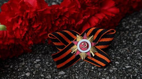 ForPost- В городах Крыма возлагают цветы к Вечному огню и поздравляют ветеранов с Днём Победы