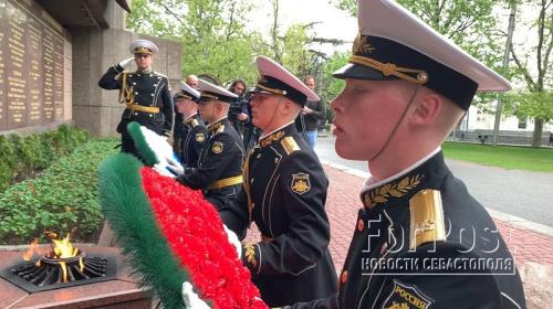 ForPost- В Севастополе в честь Дня Победы возложили цветы к Вечному огню 