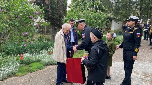 ForPost- Парад у дома: в Севастополе лично поздравляют ветеранов Великой Отечественной войны