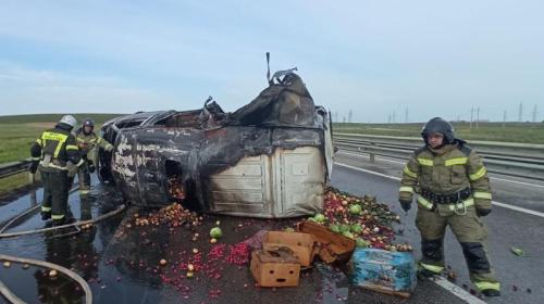 ForPost - «Газель» с овощами совершила кульбит и сгорела на крымской «Тавриде»