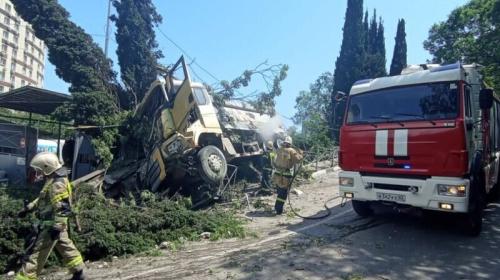 ForPost- На ЮБК грузовик разрушил здание мусороуборочной компании