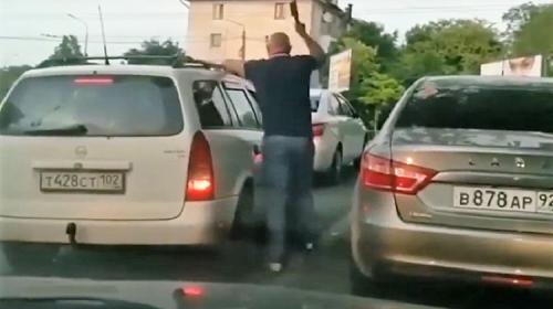 ForPost- Видео о бейсбольной бите на дороге посмотрела полиция Севастополя