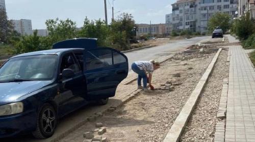 ForPost- Севастопольцы забирают себе снятую дорожниками тротуарную плитку