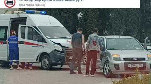ForPost - В Севастополе легковушка врезалась в машину скорой