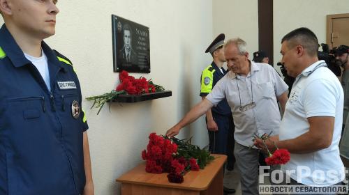 ForPost - Новый глава УМВД Севастополя открыл мемориальную доску милиционеру-герою