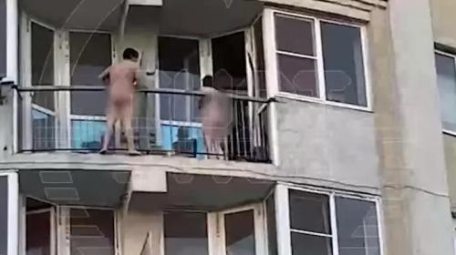 ForPost- Прыгающего по балконам голого мужчину гоняли полицейский, пожарный и соседи с палками