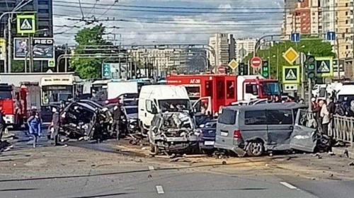 ForPost- «Самосвал снес машины как кегли». 16 человек пострадали в массовом ДТП в Петербурге 