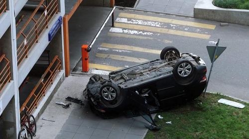 ForPost - Водитель за рулём «Мерседеса» выпал с многоуровневой парковки