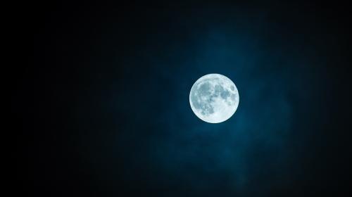 ForPost- Из-за подтоплений главный парк столицы Крыма освещала Луна