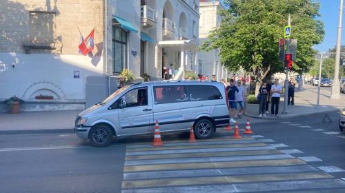 ForPost- Переходившего на «красный» подростка сбил автомобиль в центре Севастополя