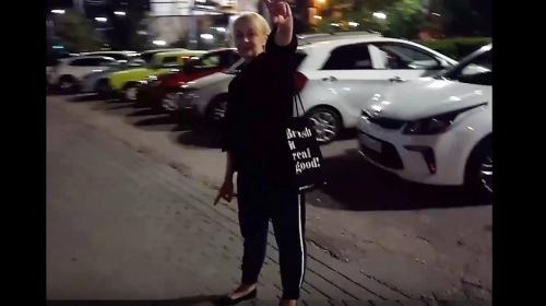 ForPost- В Севастополе пьяная гражданка пугала прохожих своим национализмом