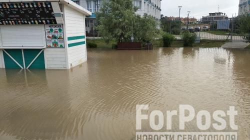ForPost- Дождь и экономия превратили в «Венецию» элитный район у севастопольского пляжа 