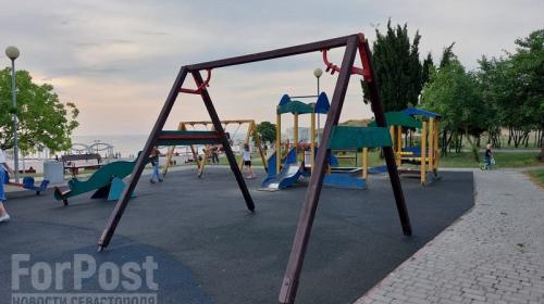 ForPost- В Севастополе вандалы и власти оставили детей без качелей