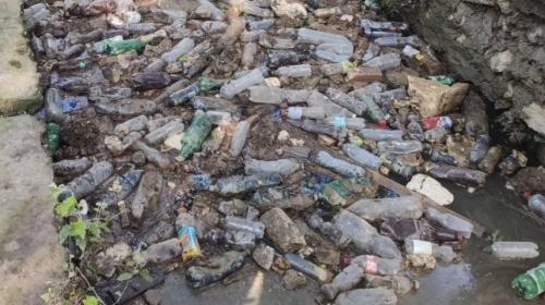 ForPost- Дождь превратил севастопольскую речушку в скопище мусора