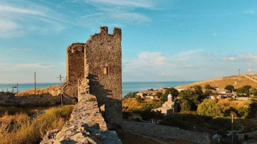 ForPost- Туристка испытала культурный шок при виде застройки генуэзской крепости в Крыму