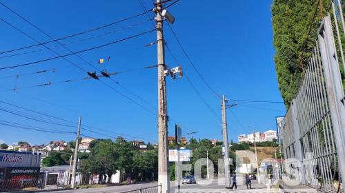 ForPost- Жители боятся новых падений бетонных столбов в Севастополе
