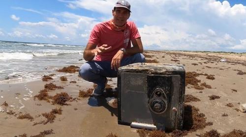 ForPost- Мужчина нашёл на пляже сейф со странным содержимым