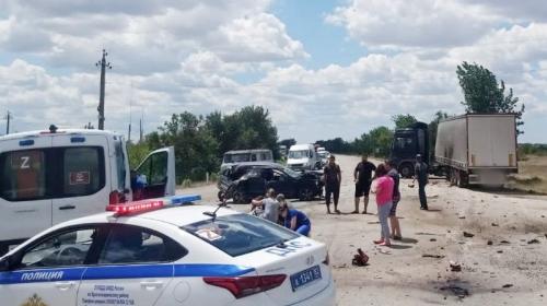 ForPost- Легковушка пострадала сразу от двух грузовиков на дороге в Крыму 