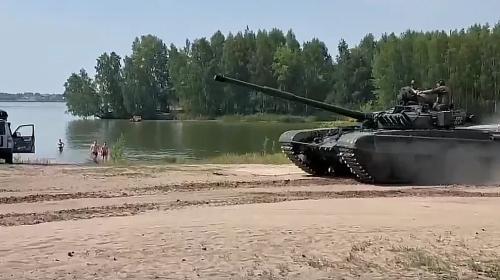 ForPost- Военные на танке заехали на пляж, где отдыхали люди