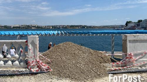 ForPost- «Белят потихонечку»: в Севастополе рассказали о задержках благоустройства пляжа «Хрустальный»