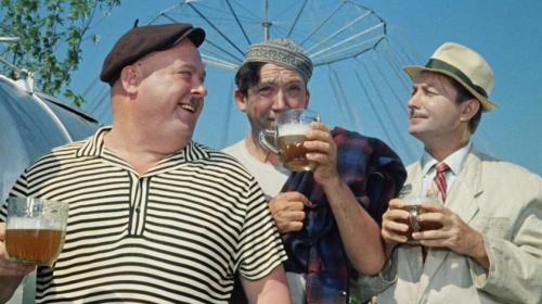 ForPost - Почему россияне стали налегать на пиво и коньяк