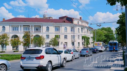 ForPost- В Севастополе над площадью Ушакова возникло красно-синее заклятье 