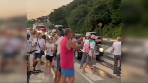 ForPost- Жители села на Кубани перекрыли федеральную трассу, чтоб привлечь внимание