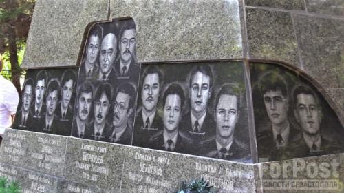 ForPost- Севастополь хранит память о погибших на подводном крейсере «Курск»